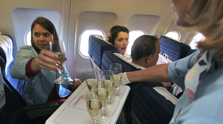 Салон самолёта, обслуживание, алкогольные напитки, стюардесса