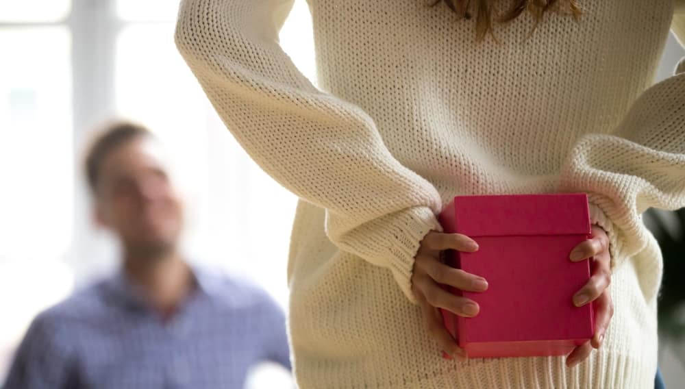 Женщина дарит подарок мужчине, 23 февраля, праздник