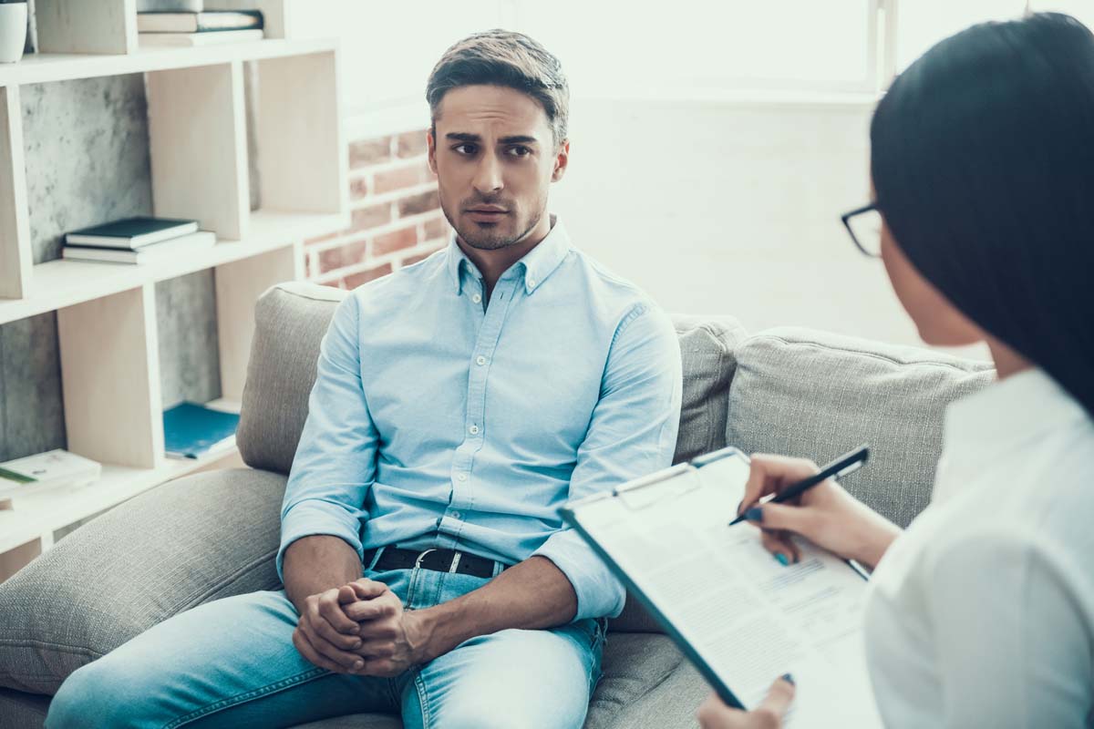 В Европе психотерапия считается отдельной, самостоятельной профессией, в России психотерапевтом пока официально имеет право себя называть только врач-психиатр, получивший специальное разрешение