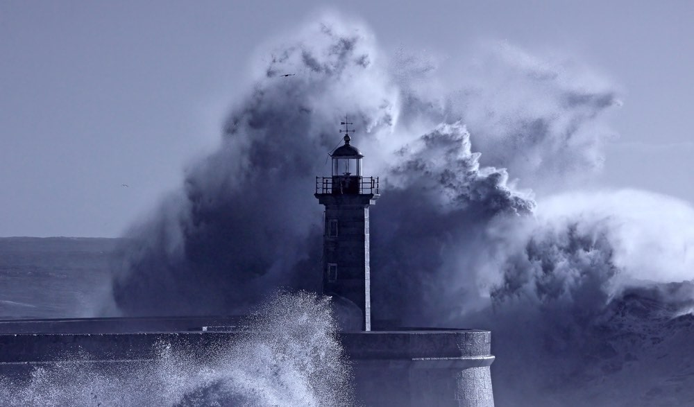 Шторм маяк море океан