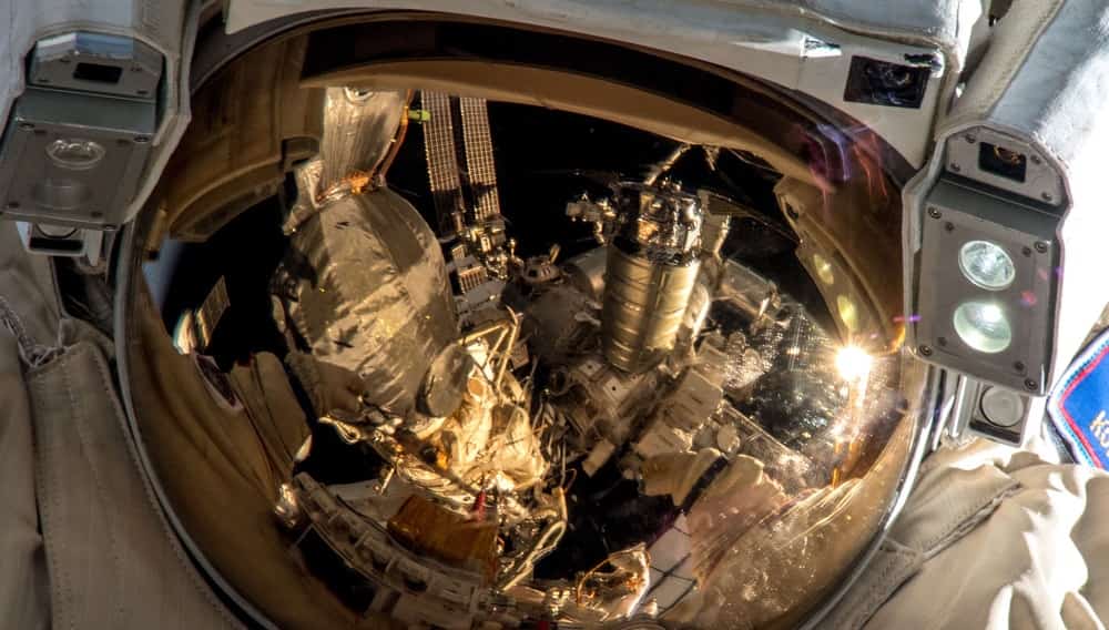 Космонавты