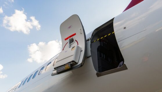 Пассажир самолета попытался открыть дверь во время полета и ранил стюардессу