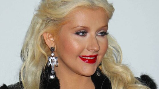 Кристина Агилера рухнула с лестницы на концерте в Петербурге