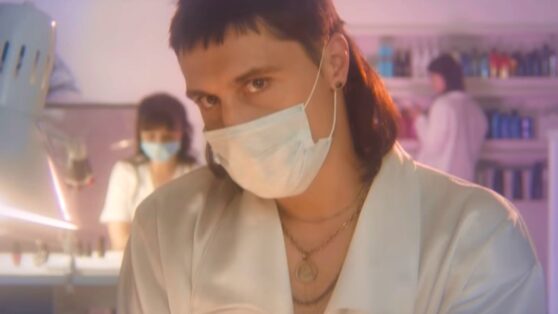 Билан стал «призраком» и спел про белые розы