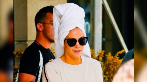 Джей Ло поймали на улице с полотенцем на голове