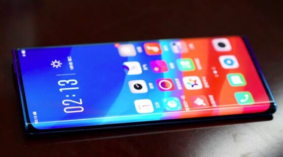 Экраны новых смартфонов уже затекают «за спину»