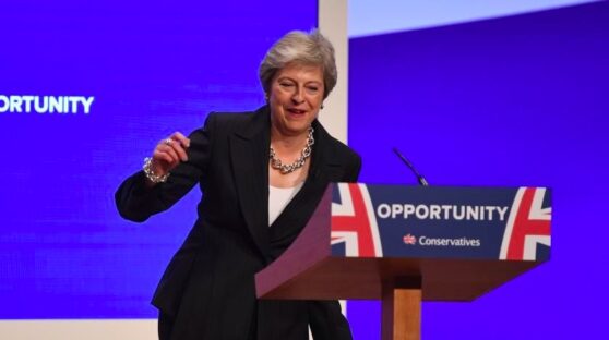 Она все ещё танцует. Тереза Мэй вновь порадовала публику