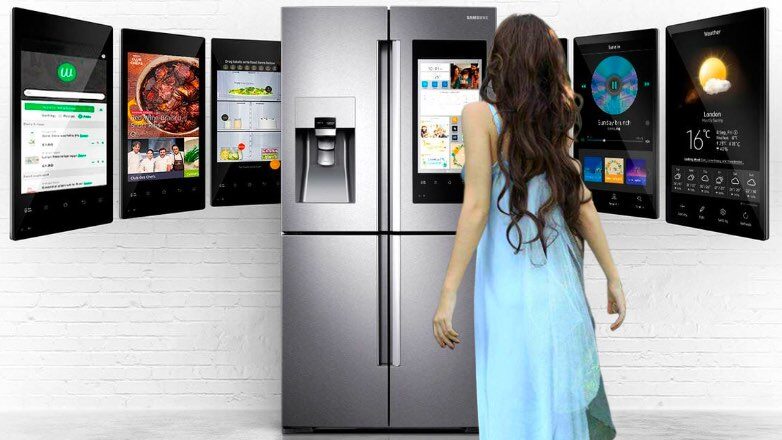 девушка и умный холодильник