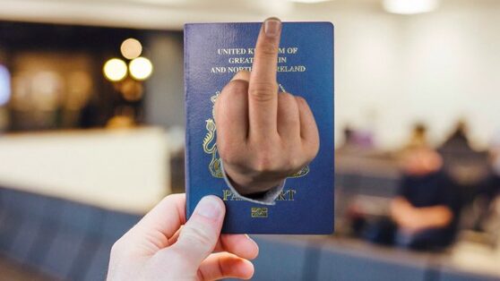 Дошутился. Мужчина с неприличной фамилией не может получить паспорт