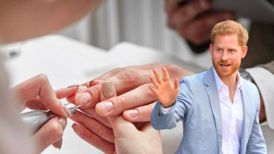 Армейские товарищи принца Гарри не оценили его педикюр