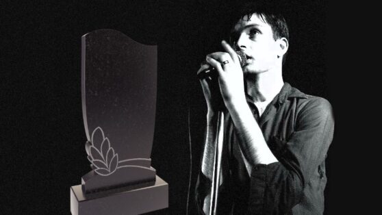 С могилы культового рокера опять украли камень