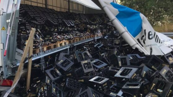 В Германии на дорогу выпало 10 000 бутылок пива