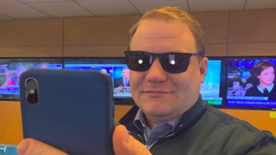 Как обмануть iPhone при помощи очков и изоленты