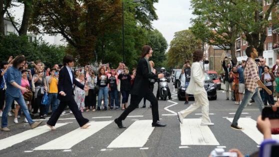 Битлы отмечают юбилей альбома — и весь мир вместе с ними!