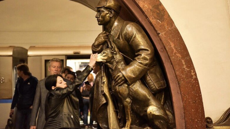 скульптура пограничника с собакой в метро Площадь Революции