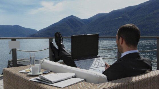 На “удаленке” сослуживцы раздражают меньше