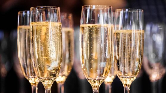 Медики разрешили выпить шампанское после вакцинации от COVID
