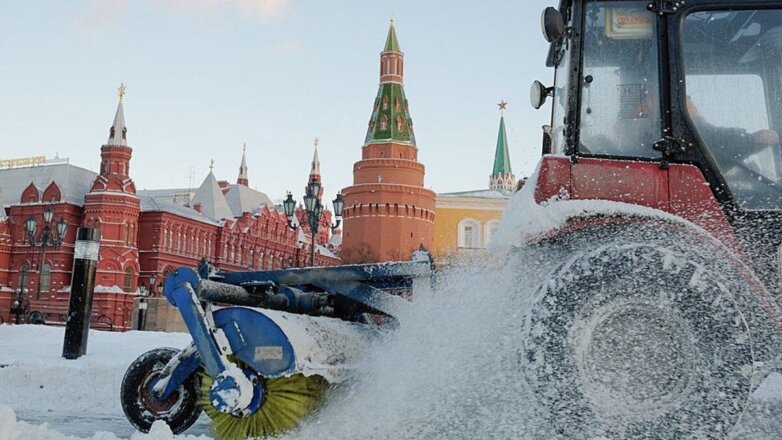 уборка снега в Москве на Красной площади