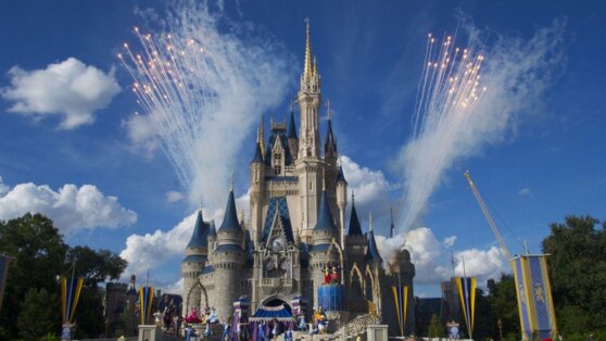 Гостям Disney World во Флориде дорисовывают маски в фотошопе
