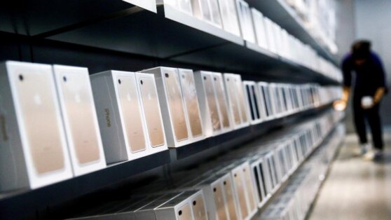 Во время протестов на заводе Apple украли тысячи iPhone