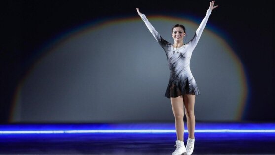 Аделина Сотникова опубликовала фото в черном костюме