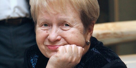 91-летняя Александра Пахмутова госпитализирована с коронавирусом