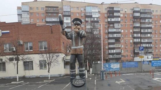 Памятник гаишнику из пня в российском городе сравнили с «Аленкой»