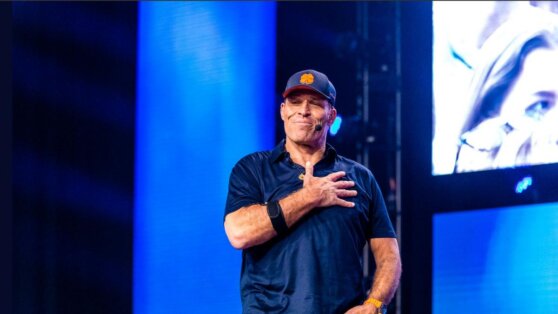 На всемирно известного бизнес-тренера Тони Роббинса подали в суд