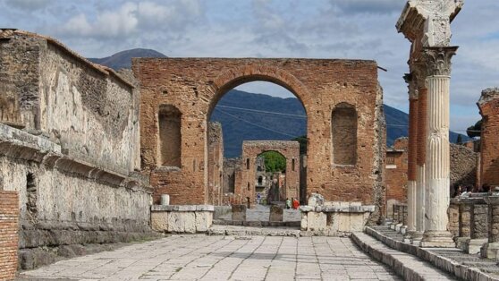 Остатки древнего киоска с едой нашли в Помпеях