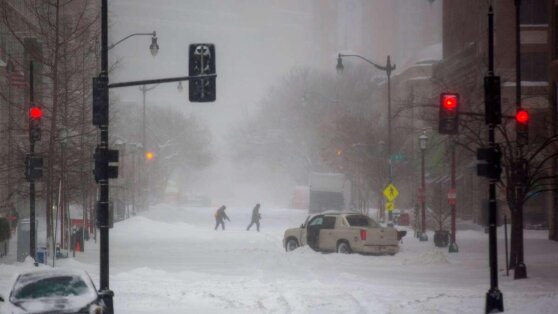 Стена снега обрушилась на город в США