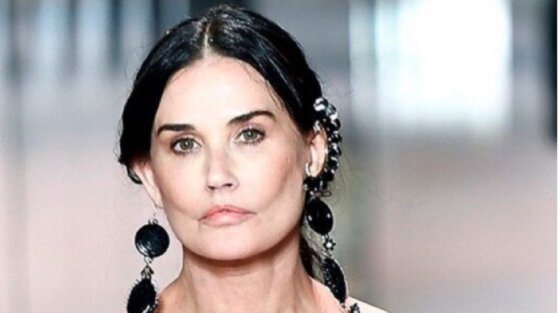 Деми Мур вышла на подиум с изуродованным лицом