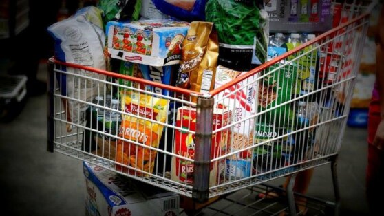 Полицейский подарил воровкам продукты для детей