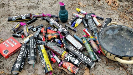 Маленький китаец бросил петарду в люк канализации