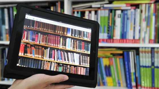 В смартфонах россиян установят приложение для чтения книг В смартфонах россиян установят приложение для чтения книг