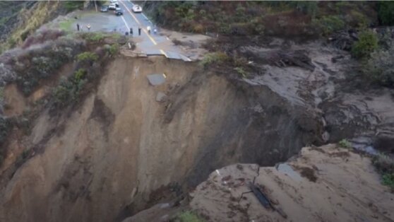В Калифорнии часть легендарного шоссе смыло в океан