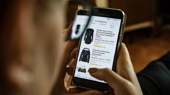 Девушка купила куртку в интернете за 125 тыс. рублей и рассмеялась от горя