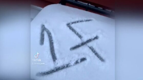 Женщина пришла в ужас, выяснив смысл таинственного послания у нее во дворе