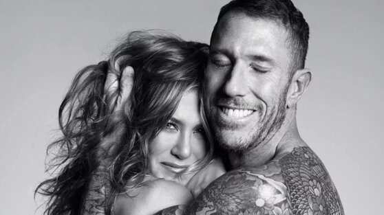 Дженнифер Энистон снялась в мини-платье в честь 52-летия