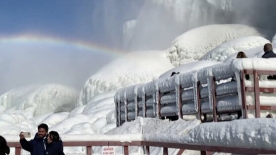 Ниагарский водопад заледенел и восхитил туристов
