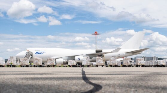 Boeing 777 потерял в полете часть двигателя: видео