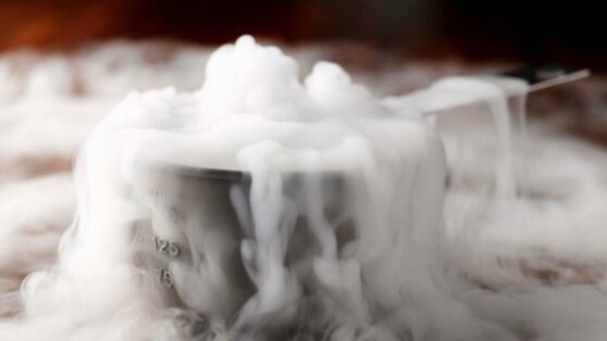 Москвич смыл в унитаз сухой лед и напугал весь дом