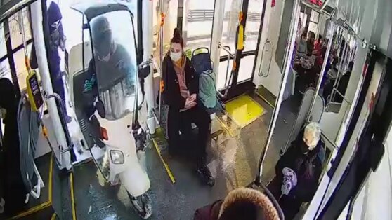 Курьер решил сэкономить и с мопедом проехался на трамвае