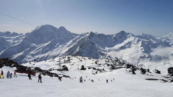 На Эльбрусе два сноубордиста 20 минут висели над пропастью