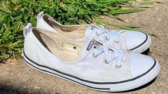 Австралийка показала дешевый способ почистить белую обувь