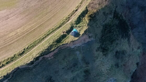 Семейная пара решила отдохнуть на краю обрыва и была задержана полицией