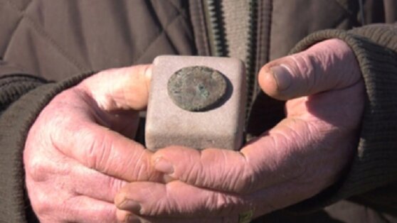 Канадец пошел в парк и нашел древнеримскую монету