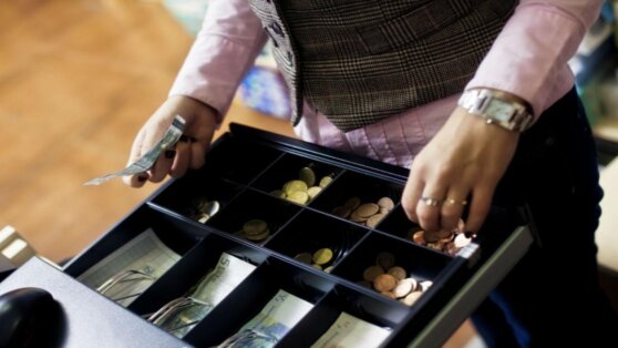 Житель Кирова деликатно ограбил магазин