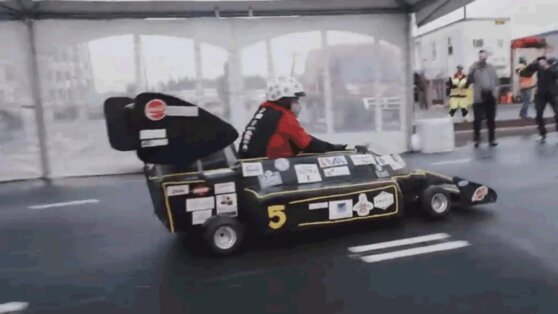 Известный гонщик на торте побил рекорд по скорости