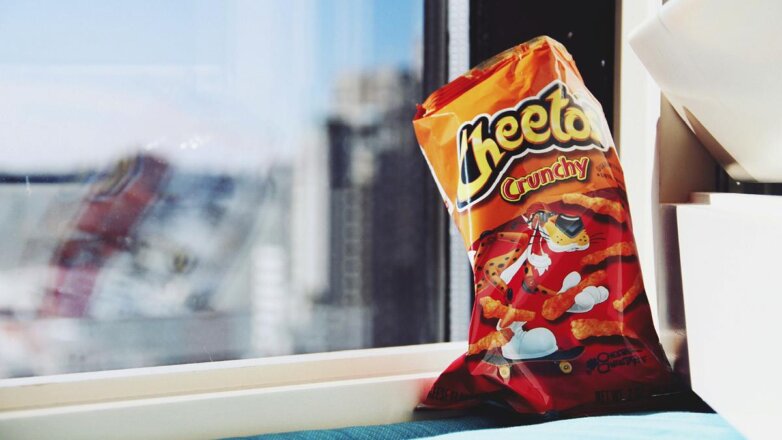 Cheetos у окна