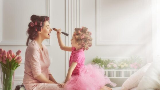 Трехлетняя малышка красит волосы TikTok-блогерши